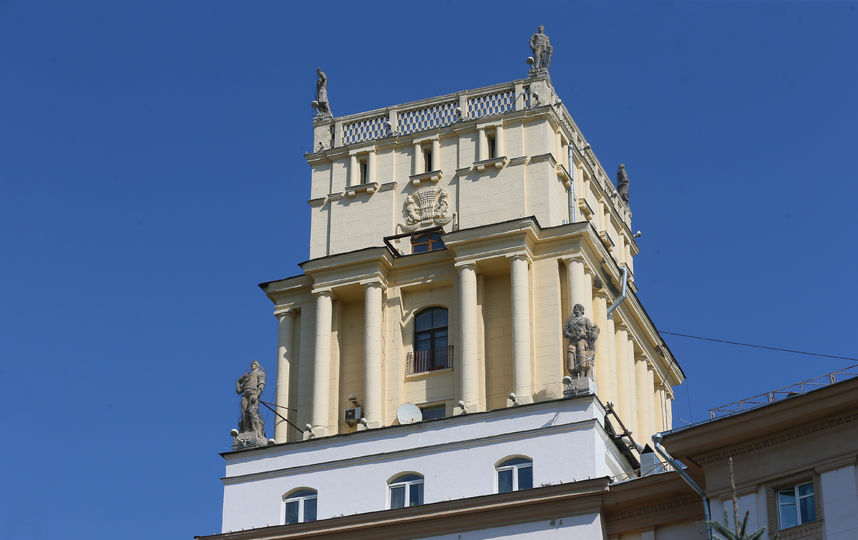 Скульптуры, украшающие башню, находятся в аварийном состоянии. Фото Василий Кузьмичёнок