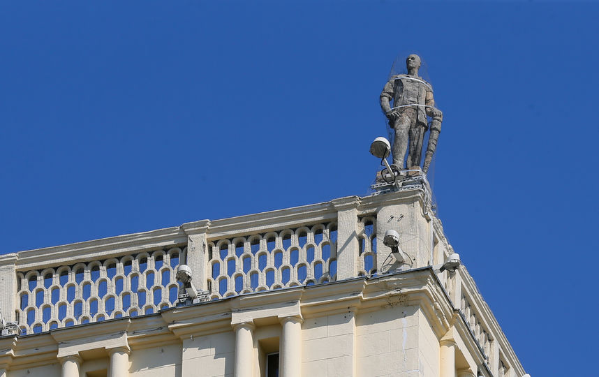 Скульптуры, украшающие башню, находятся в аварийном состоянии. Фото Василий Кузьмичёнок