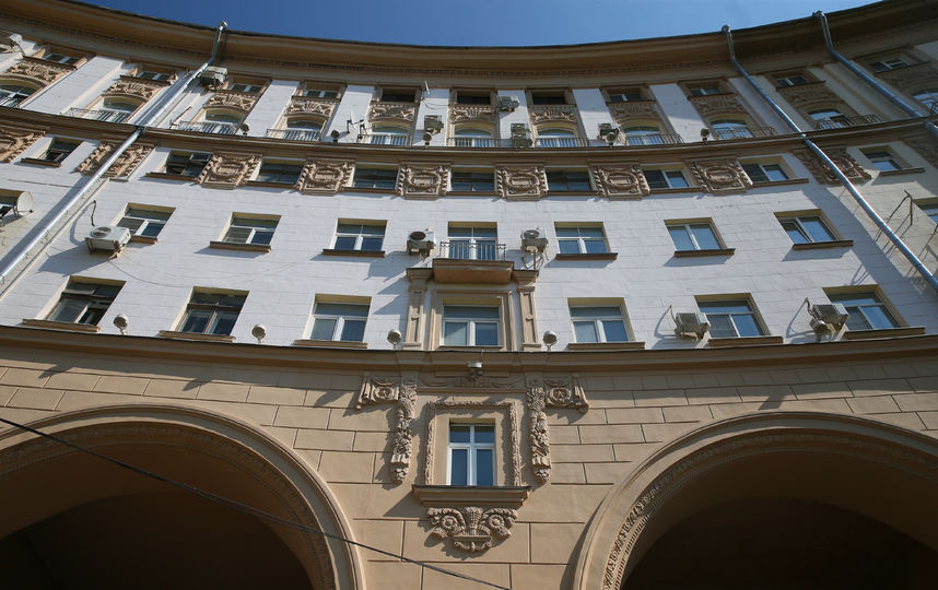 Массивное здание на площади Гагарина включает в себя сразу два дома – 37 (слева, до арки) и 37а  (справа). Фото Василий Кузьмичёнок