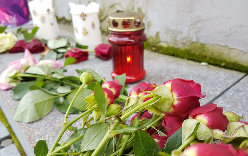 К посольству Ливана в Москве несут цветы и свечи
