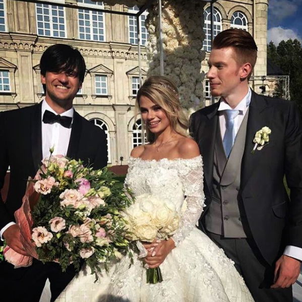 instagram.com/p/BXDkso9AEBT/?tagged=anrealwedding.