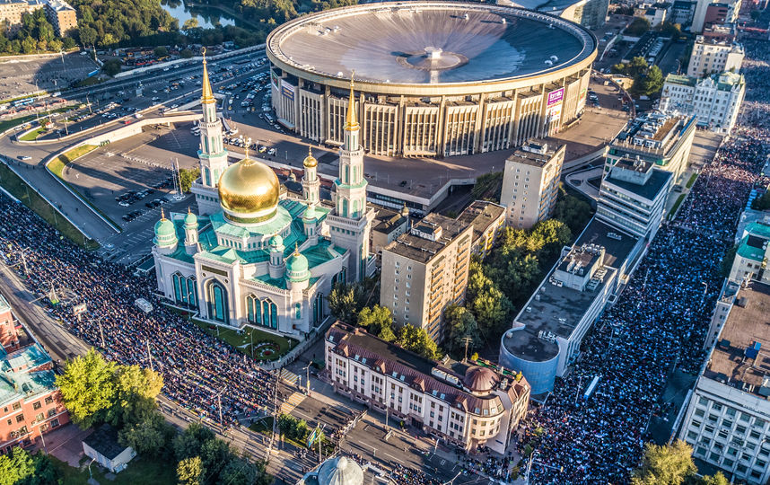 Курбан-Байрам в Москве. Мусульмане у Соборной мечети. Фото AFP