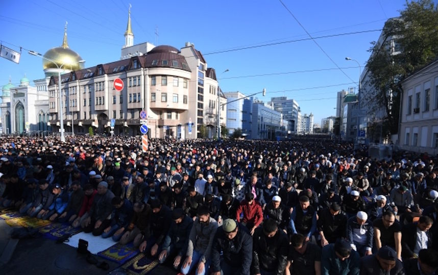 Мусульмане в Москве празднуют Курбан-Байрам. Фото РИА Новости