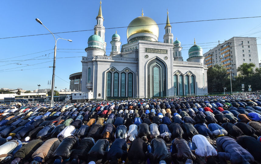 Курбан-Байрам в Москве. Мусульмане у Соборной мечети. Фото AFP