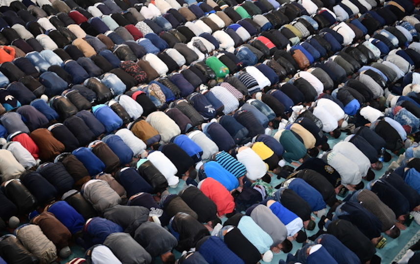 Мусульмане в Москве празднуют Курбан-Байрам. Фото РИА Новости