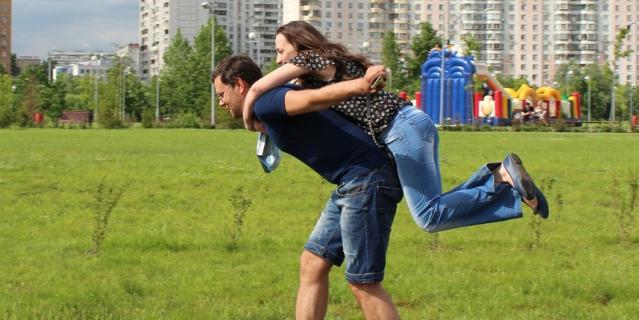 В современном мире отношения из виртуального мира легко могут перейти в мир реальный.