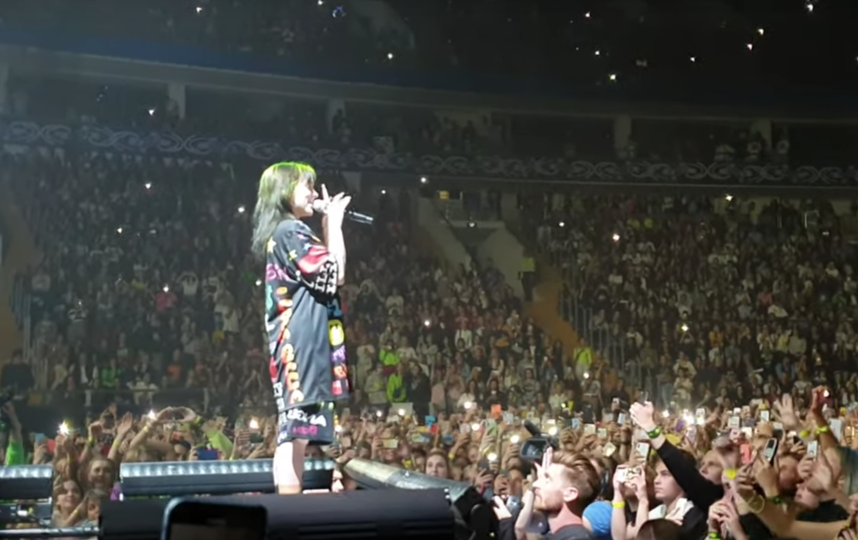 Билли Айлиш в Москве. Фото скриншот youtube.com/watch?v=UnhSMbeXk5o