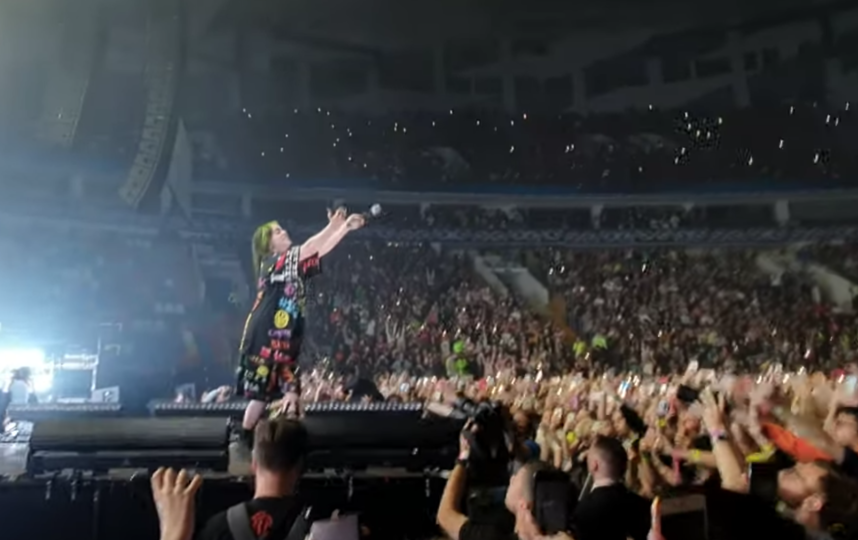 Билли Айлиш в Москве. Фото скриншот youtube.com/watch?v=UnhSMbeXk5o