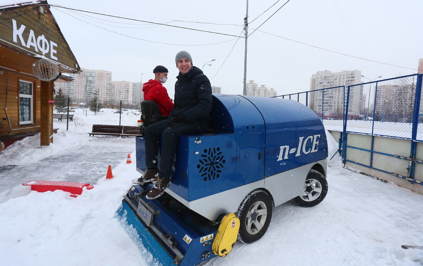Репортёру Metro в качестве исключения разрешили покататься на лёдозаливочном комбайне. Фото Василий Кузьмичёнок