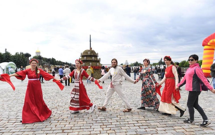 Хоровод – одна из традиций "Самоварфеста. Фото facebook.com/Samovarfest.ru