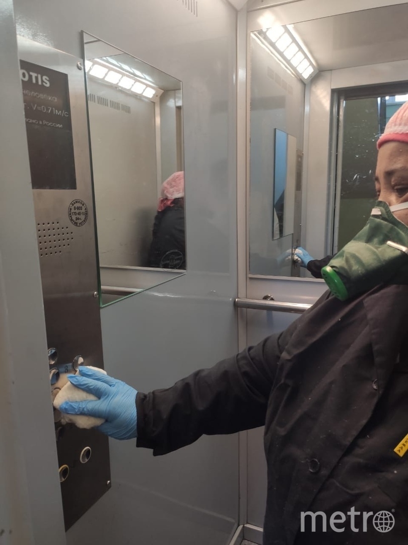 Уборка в подъездах. Фото предоставлено источником, "Metro"