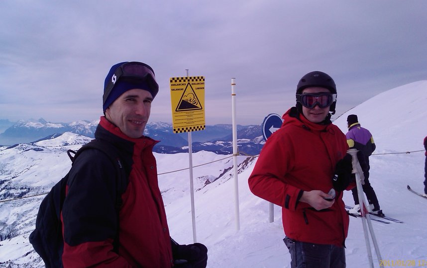 Данила Тлисов (в маске) – активно занимался спортом. На фото он рядом с Вячеславом Дуком. Фото предоставил Вячеслав Дук