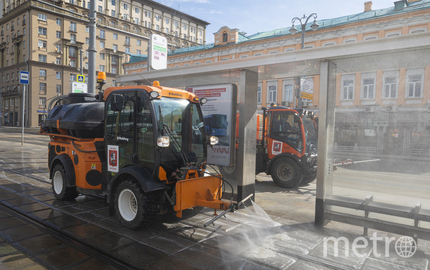 Обработка дорог. Фото предоставлено пресс-службой Комплекса городского хозяйства, "Metro"