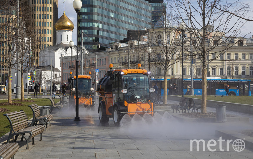 Обработка дорог. Фото предоставлено пресс-службой Комплекса городского хозяйства, "Metro"