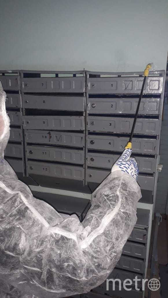 Уборка в подъездах. Фото предоставлено источником, "Metro"