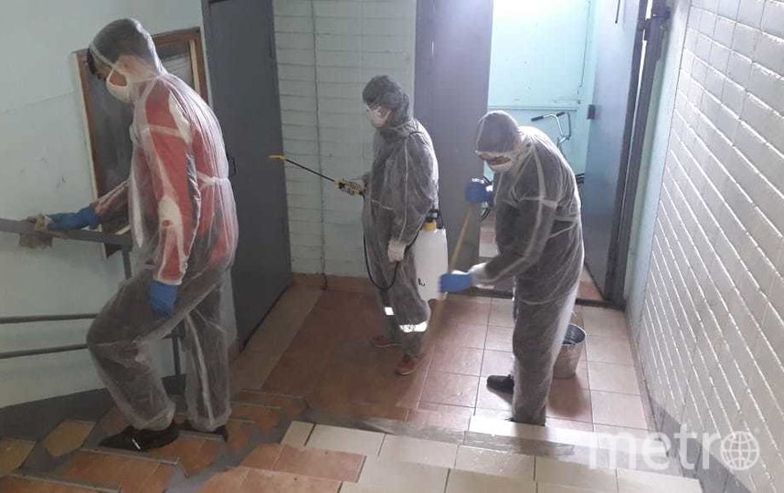 Дезинфекция в подъездах. Фото предоставлено источником, "Metro"