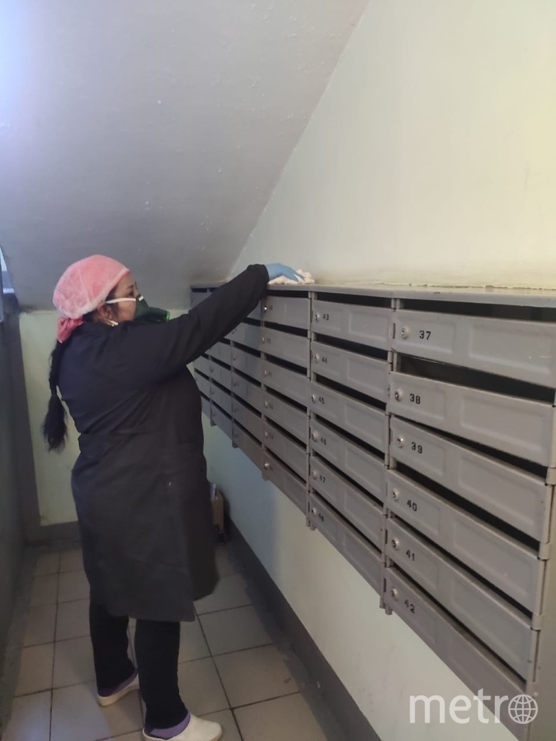Уборка в подъездах. Фото предоставлено источником, "Metro"
