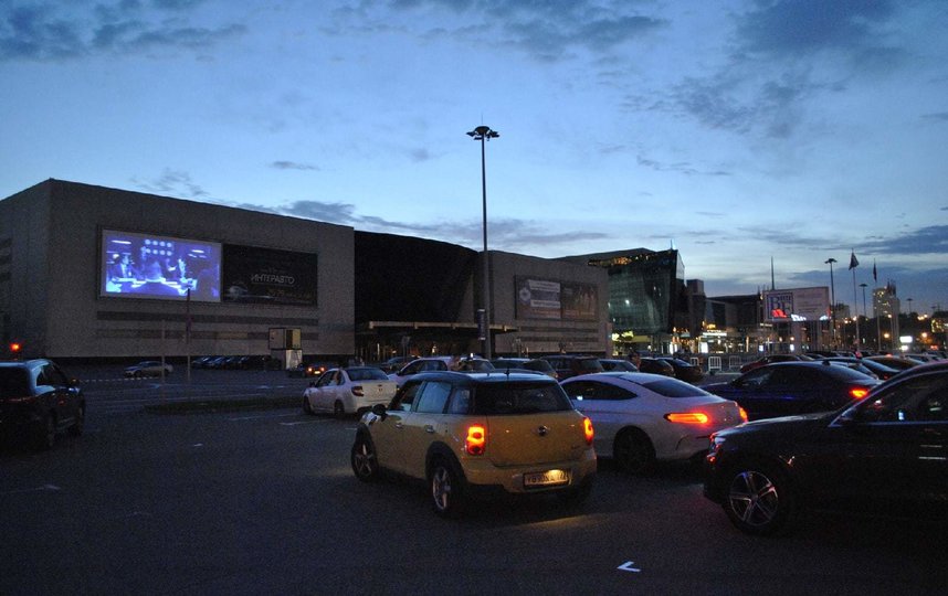 Первый кинотеатр для автомобилистов заработал в Москве. Фото Ольга Кабанова