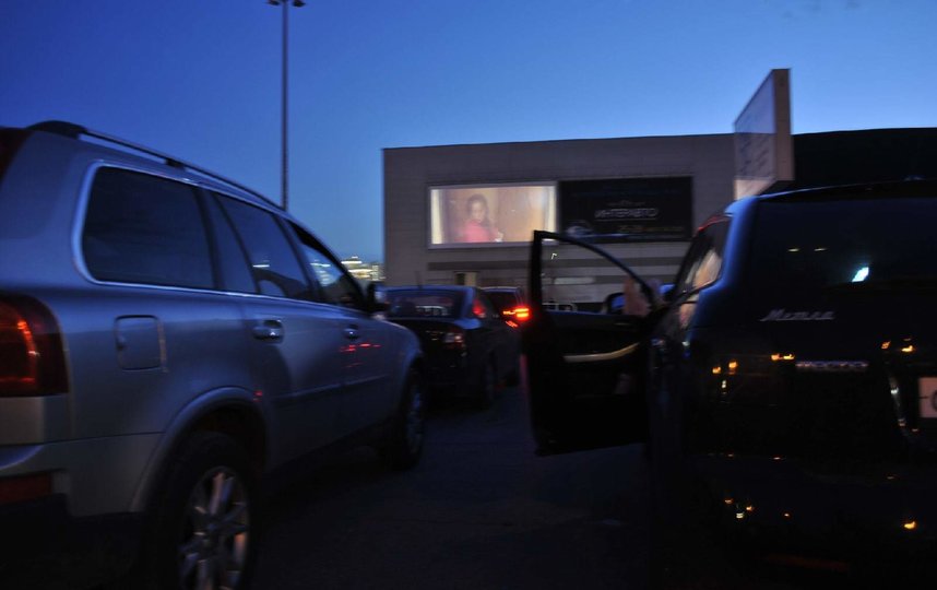 Первый кинотеатр для автомобилистов заработал в Москве. Фото Ольга Кабанова