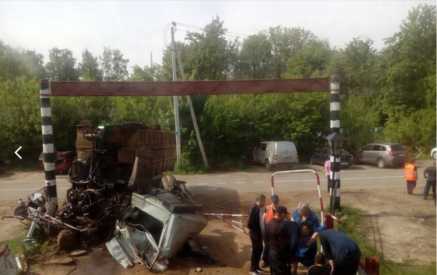 КамАЗ столкнулся с электричкой на железнодорожном переезде в Подмосковье. Фото