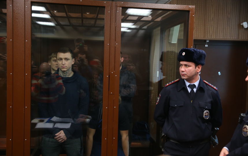 Павел Мамаев и Александр Кокорин (на заднем плане) в одной клетке в зале Тверского районного суда. Фото Василий Кузьмичёнок