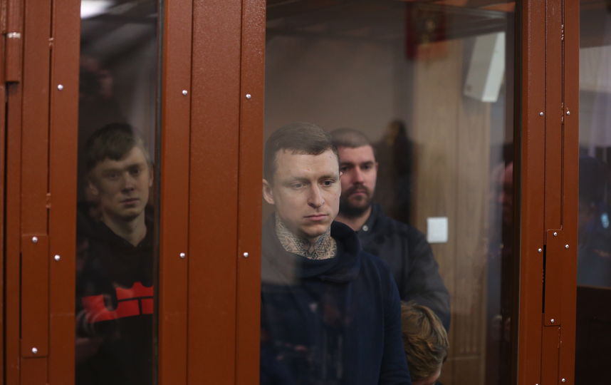 Павел Мамаев и Александр Кокорин (на заднем плане) в одной клетке в зале Тверского районного суда. Фото Василий Кузьмичёнок