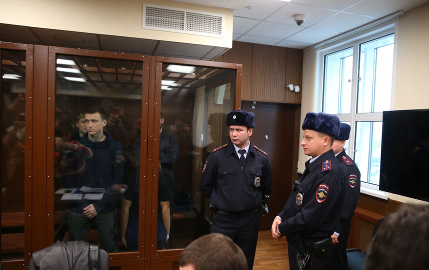Павел Мамаев и Александр Кокорин (на заднем плане) в одной клетке в зале Тверского районного суда. Фото Василий Кузьмичёнок