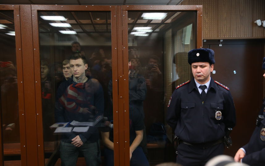 Павел Мамаев и Александр Кокорин (на заднем плане) в одной клетке в зале Тверского районного суда. Фото Василий Кузьмичёнок