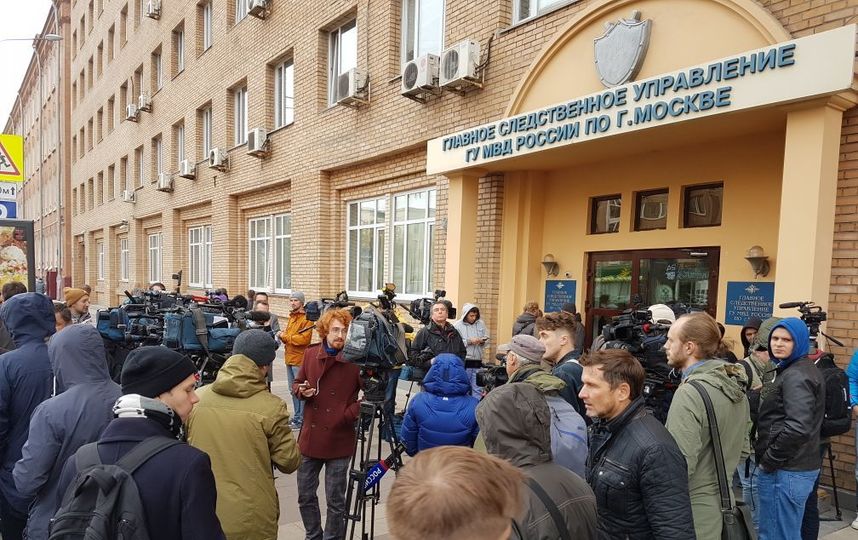 Представители СМИ у Главного следственного управления ГУ МВД России по Москве. Фото Василий Кузьмичёнок