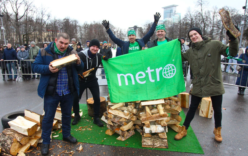 Команда Metro-Москва на чемпионате по колке дров заняла первое место. Фото Виктория Мельникова.