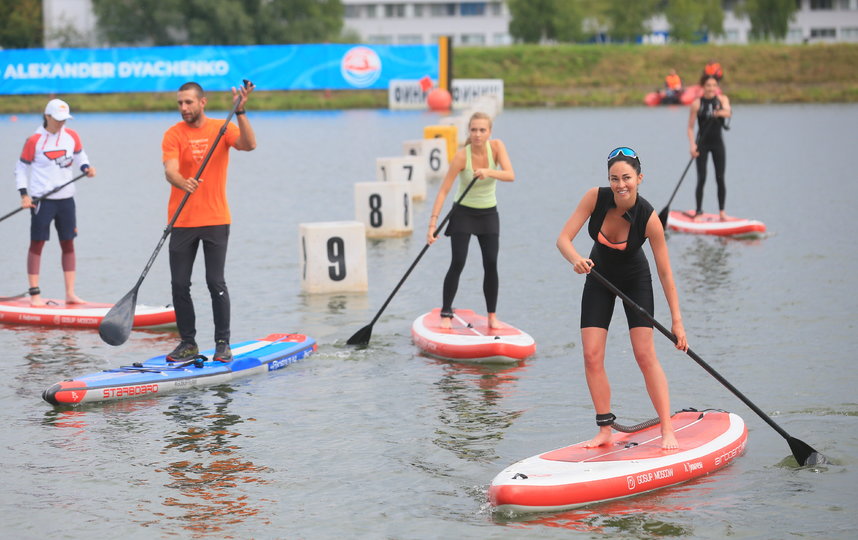 Несмотря на дождик, у всех участниц заезда было превосходное настроение. Фото Василий Кузьмичёнок