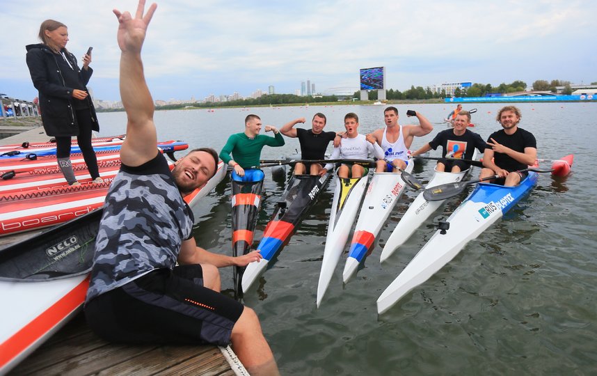 Несмотря на дождик, у всех участниц заезда было превосходное настроение. Фото Василий Кузьмичёнок
