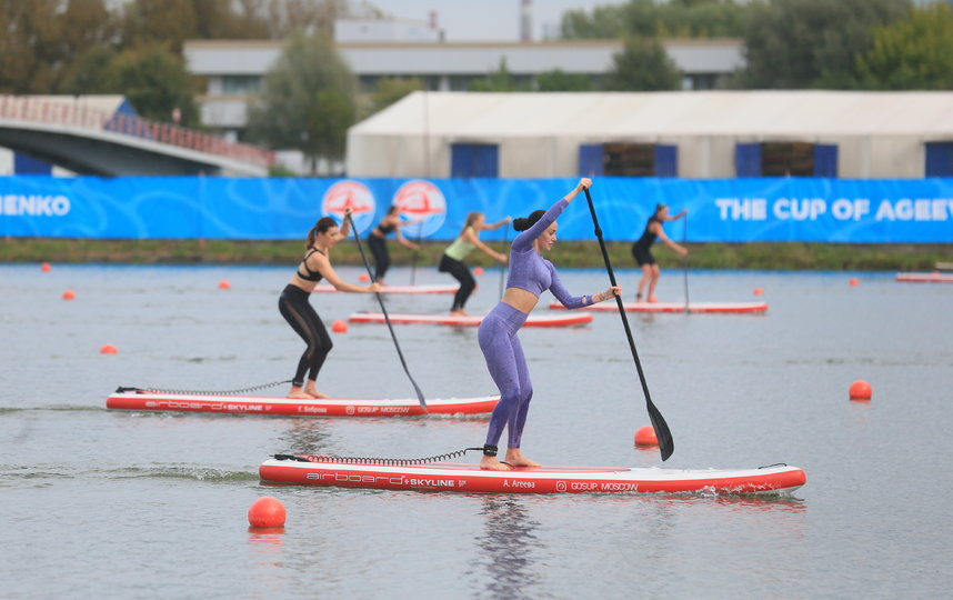 Несмотря на дождик, у всех участниц заезда было превосходное настроение. Фото Василий Кузьмичёнок