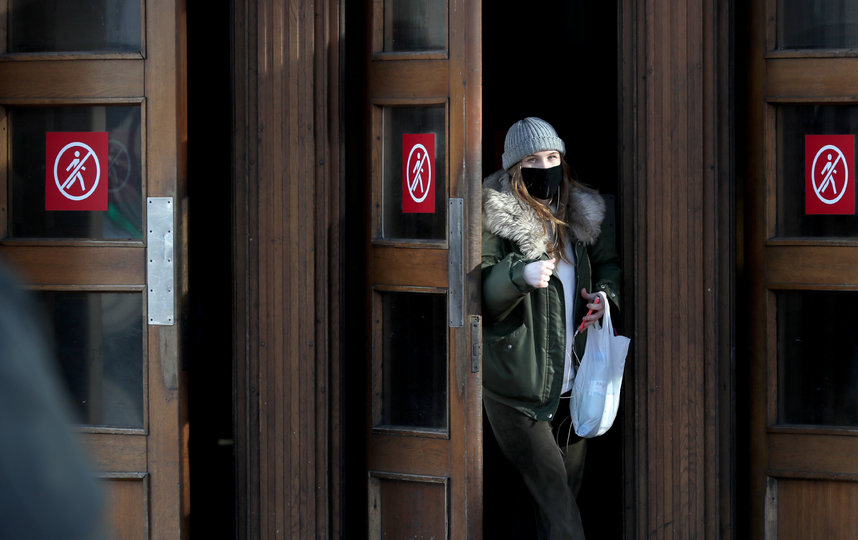 Основные симптомы заболевания - температура, чихание, кашель, затрудненное дыхание. Фото Getty