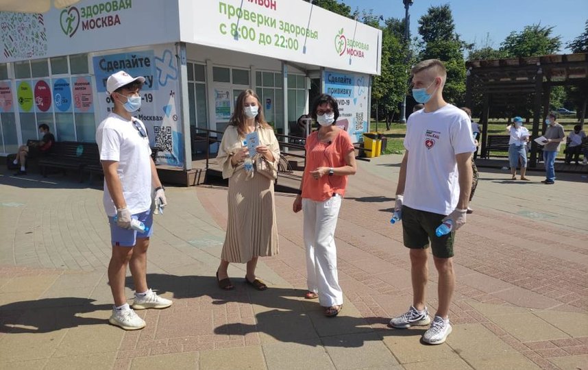 Волонтёры штаба доктора Елены Кац на востоке Москвы раздали воду и памятки по вакцинации