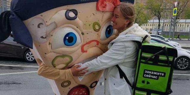 Наталья Андреева на работе в сервисе по доставке еды. Фото сделано второго мая. То есть, ещё до старта рекламной кампании.