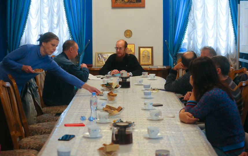 Активисты общества трезвости решили обсудить, как дети и внуки начали учебный год. Фото Василий Кузьмичёнок