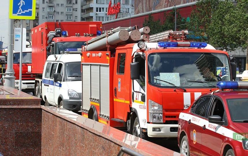 Легковушка столкнулась с пожарной машиной в центре Москвы