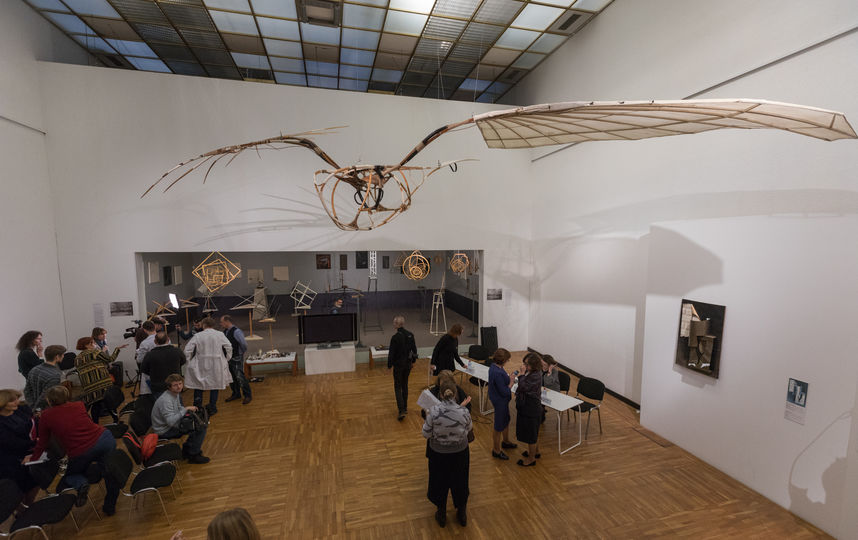 Один из главных символов авангарда теперь парит над головами посетителей Третьяковки. Фото Илья Ордовский-Танаевский.