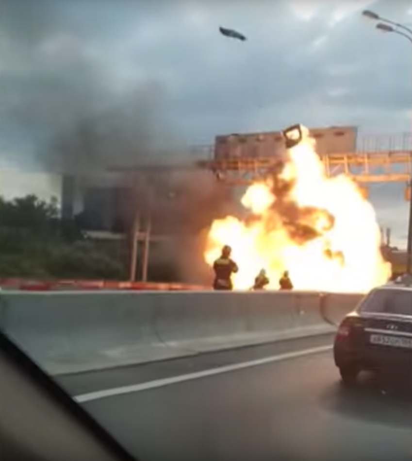 Легковой автомобиль взорвался на МКАД. Видео