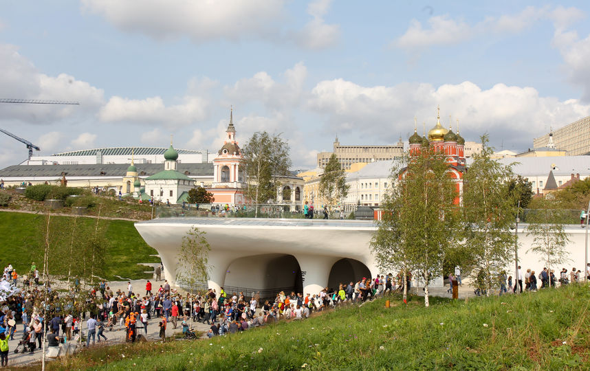 Московский последний. Парк Зарядье ледяные горки. Горка Зарядье. Зарядье в СПБ. Горка в парке Зарядье.