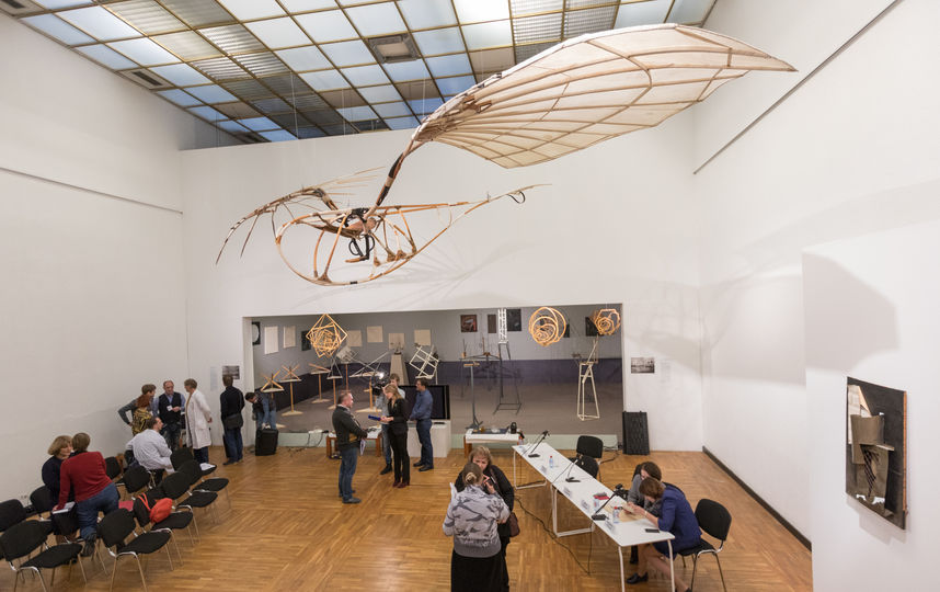 Один из главных символов авангарда теперь парит над головами посетителей Третьяковки. Фото Илья Ордовский-Танаевский.