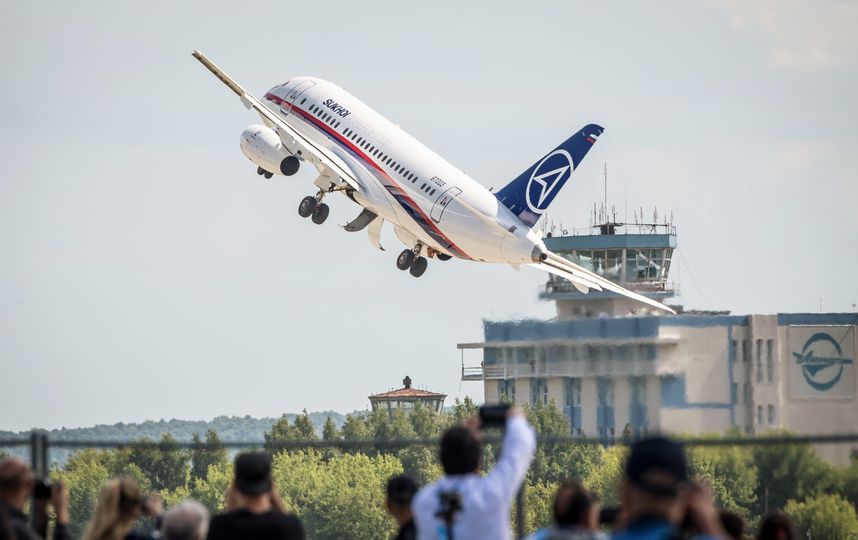Летевший из Москвы в Самару Sukhoi Superjet 100 вернулся в "Шереметьево"