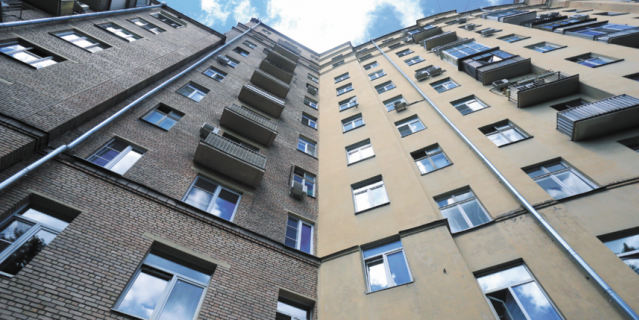 Щусевский дом (справа) вблизи резко контрастирует с пристроенными позже "крыльями".