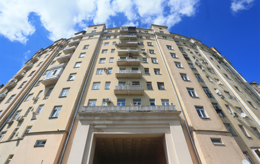 Щусевский дом вблизи резко контрастирует с пристроенными позже "крыльями". Фото Василий Кузьмичёнок, "Metro"