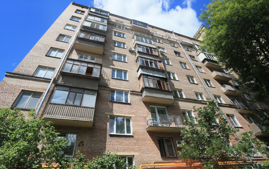 Щусевский дом вблизи резко контрастирует с пристроенными позже "крыльями". Фото Василий Кузьмичёнок, "Metro"