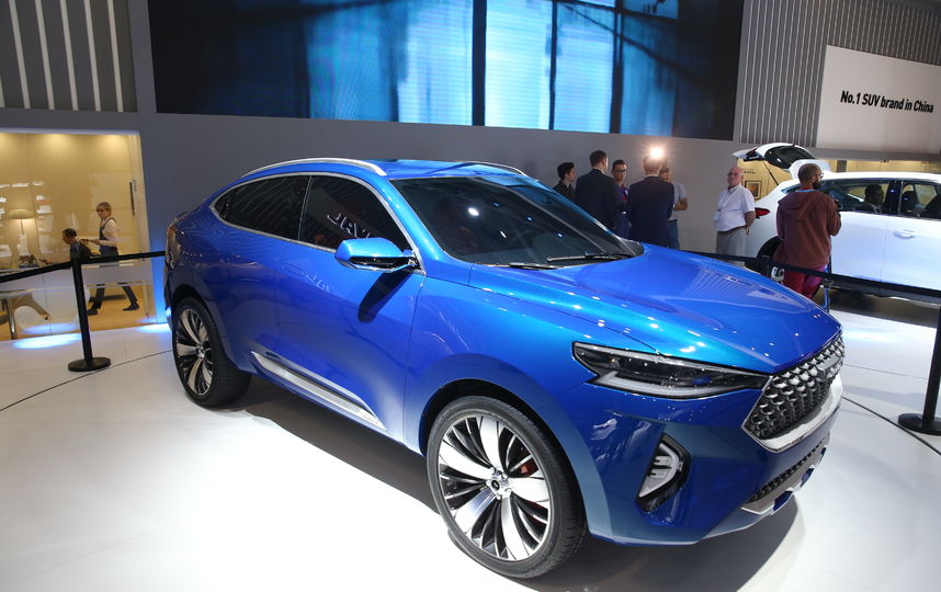 На Московский автосалон приехало много китайских автопроизводитилей. К примеру, Haval презентовал кроссовер F7 и концепт-кар HB-03 (на фото), который «объединил интеллектуальные гибридные технологии и азарт спортивного, мощного купе». В компании говорят, что в конце следующего года этот автомобиль начнут производить серийно на новом заводе в Тульской области. Фото Василий Кузьмичёнок
