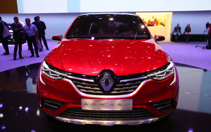 Название новой модели Renault происходит от латинского слова Arcanum - «тайна». Пожалуй, это самая ожидаемая премьера Московского автосалона. Автомобиль – первый в истории французской марки купеобразный кроссовер, многие журналисты сравнили его с BMW X6. Фото Василий Кузьмичёнок
