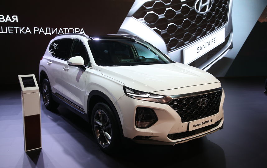 Новый Santa Fe обзавелся новым дизайном - автомобиль отличают ячеистая решетка радиатора, "двухэтажная" головная оптика, изогнутая линия крыши, длинный капот и короткий свес. Фото Василий Кузьмичёнок