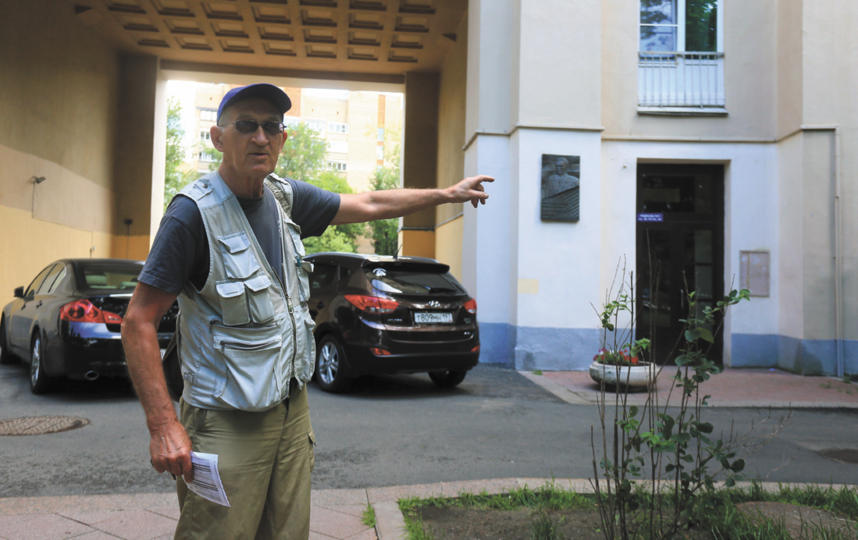 Владимир Малафеев указывает подъезд, где жил Владимир Войнович. Фото Василий Кузьмичёнок, "Metro"